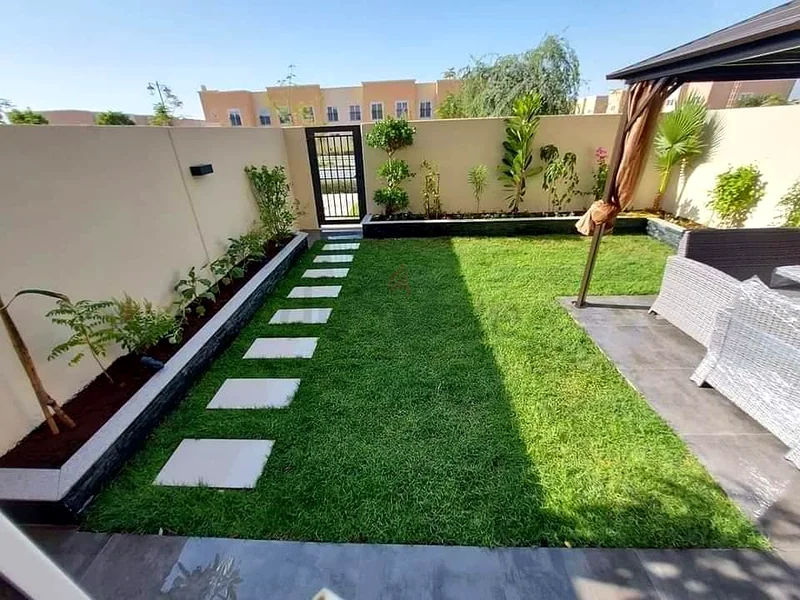 عشب اصطناعي مع خطوات مشي مع التثبيت63219818818945113
