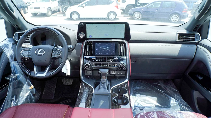 لكزس LX600 موديل السيغنتشر 2025 بدون نظام مارك ليفينسون الأبيض/الأحمر63149581140354113