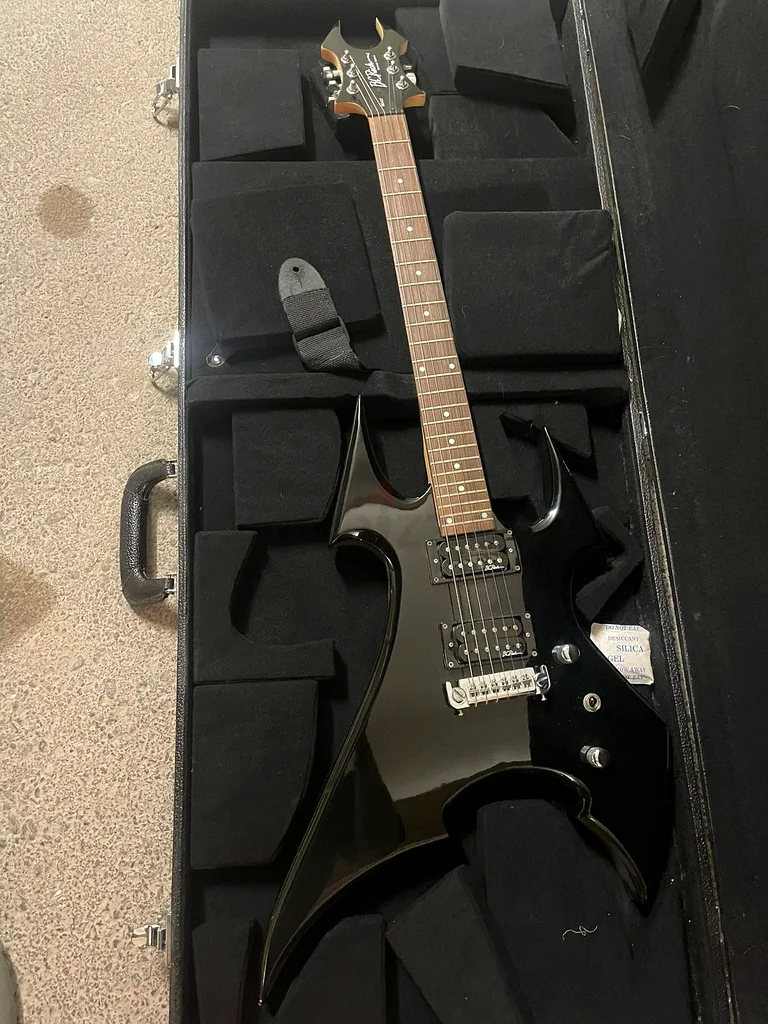 غيتار كهربائي بريميوم BC Rich - Bronze Beast في حالة ممتازة + علبة + كابل + حزام!63227805233026114
