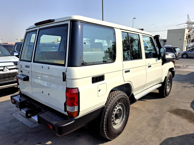 LC Hardtop 5 Door 4.2L 2025 White Diesel With Diff Lock (Export Only)63165691794433112