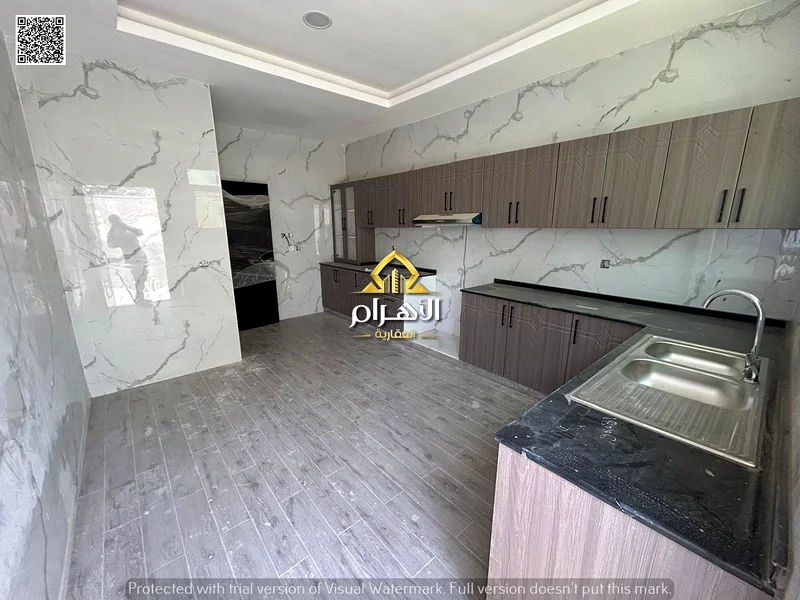 Townhouse villa for sale, luxurious finishing, natural stone facade, consists of 5 bedrooms, 6 bathrooms, a living room, a large kitchen, a prime loca63893128904577114