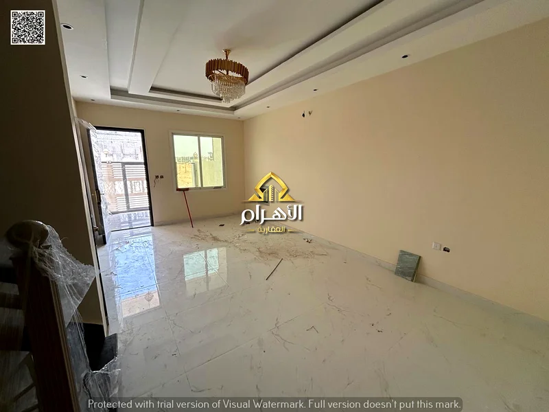 Townhouse villa for sale, luxurious finishing, natural stone facade, consists of 5 bedrooms, 6 bathrooms, a living room, a large kitchen, a prime loca63893128904577112