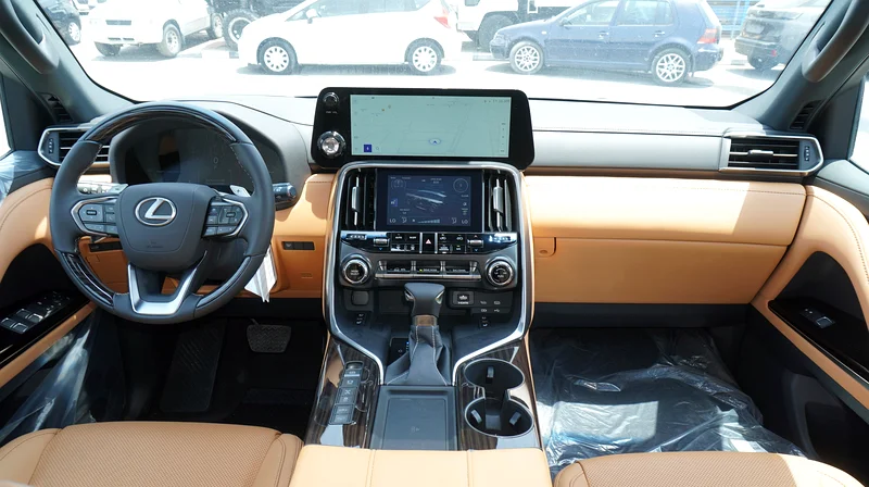 ليكسوس LX600 موديل السيجنيتشر 2025 بدون نظام مارك ليفينسون باللون الأخضر/البيج63149581134593113