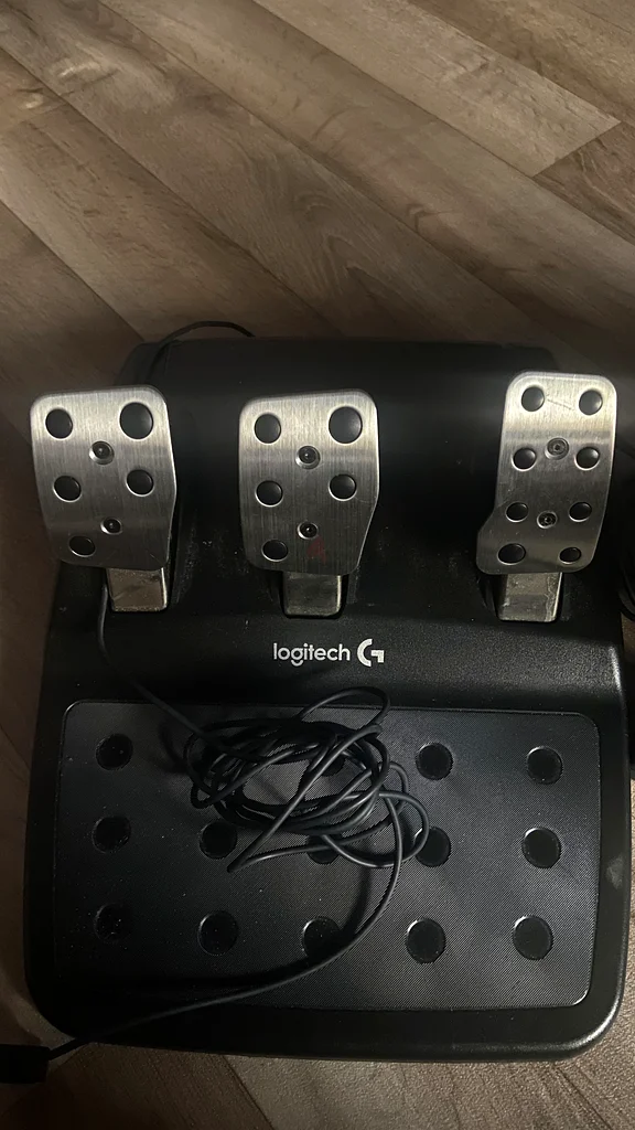 عجلة قيادة Logitech G920 Driving Force مع دواسات (لـ Xbox وPC) - حالة ممتازة + الصندوق الأصلي63174328426369111