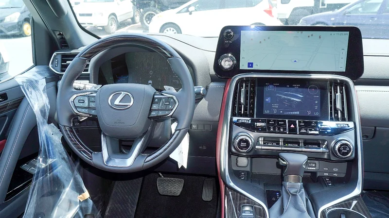 لكزس LX600 موديل السيغنتشر 2025 بدون نظام مارك ليفينسون الأبيض/الأحمر63149581140354114