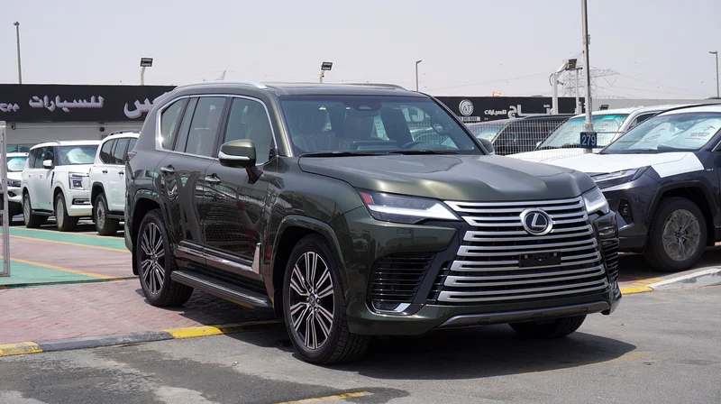 ليكسوس LX600 موديل السيجنيتشر 2025 بدون نظام مارك ليفينسون باللون الأخضر/البيج63149581134593112