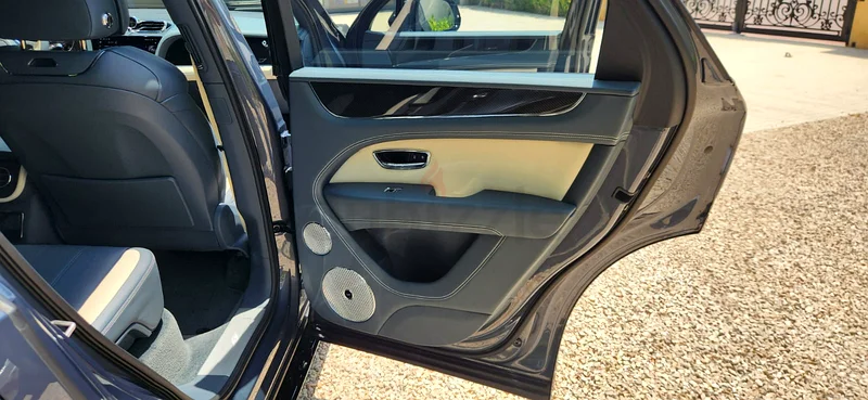 Bentley Bentayga V8 S Special Edition under dealership warranty service contract63177103432707113