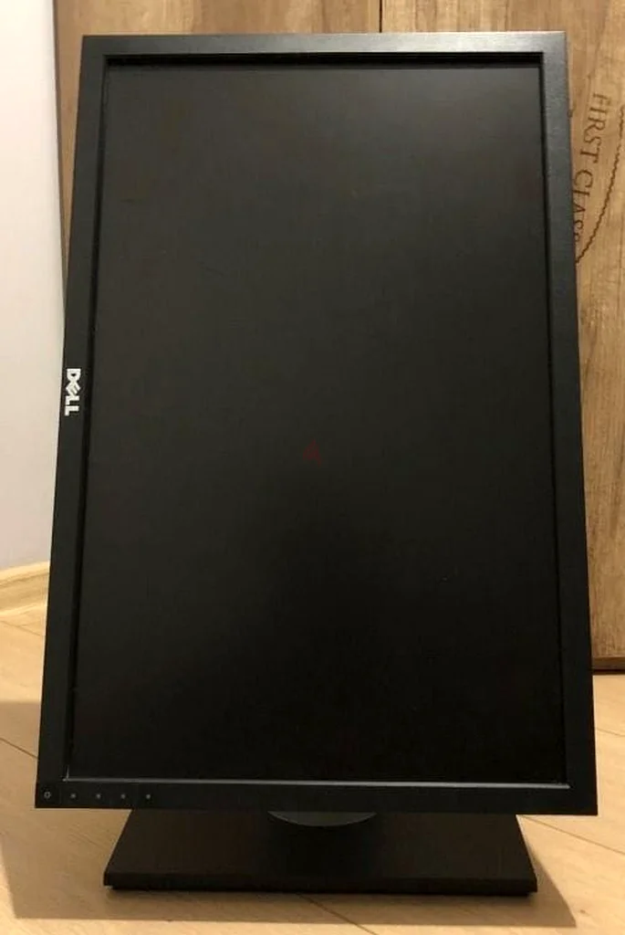 شاشة DELL مقاس 22 بوصة من نوع LED، بدقة عالية، بدون خدوش أو علامات على الشاشة. المدخلات: VGA / DVI63263515311233113