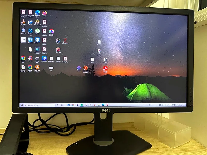 شاشة DELL مقاس 22 بوصة من نوع LED، بدقة عالية، بدون خدوش أو علامات على الشاشة. المدخلات: VGA / DVI632635153112331125