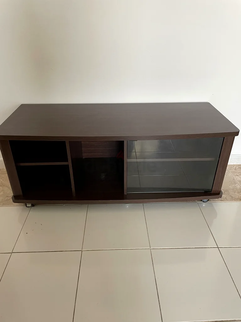 وحدة تلفاز أنيقة باللون البني الداكن / ديكور سطح غرفة المعيشة مع أبواب زجاجية63217329389698111
