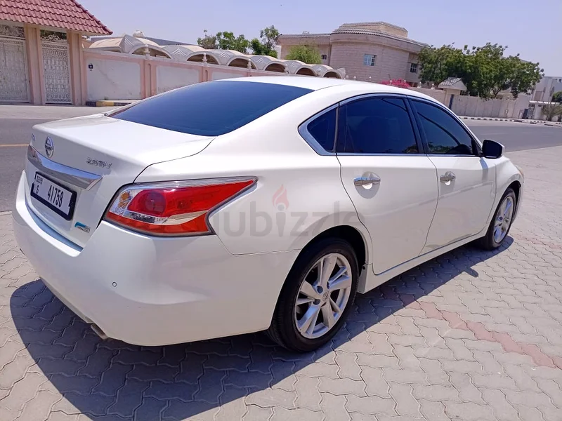 Well maintained White Nissan Altima SV 2016 GCC63166154310275112