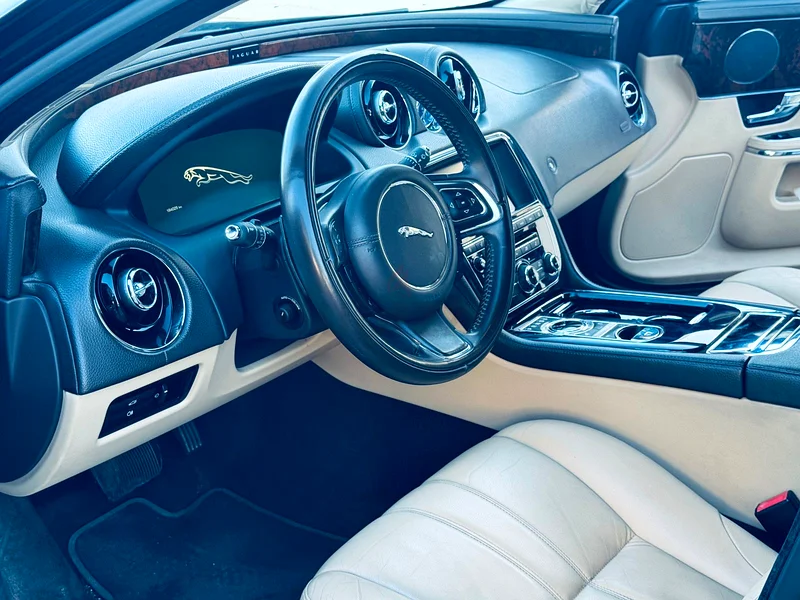 جاكوار XJL 3.0  
رزمة الفخامة   6 V 2013  
للبيع مع شاحن توربيني62934683797250111