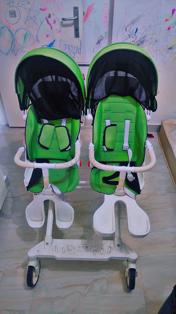 : Twin Stroller in Stunning Green!