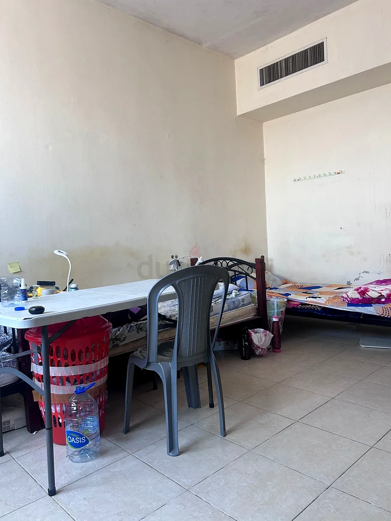 سرير في غرفة مشتركة للإيجار الشهري أو اليومي للرجال.63143497778435112