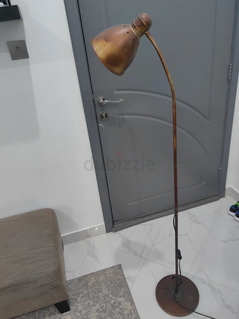 مصباح أرضي من إيكيا بتصميم أنيق (طلاء برونزي)63178912382082111