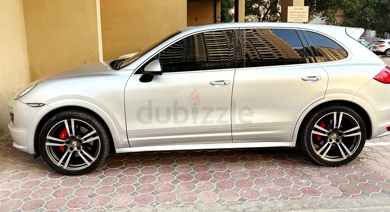 Low mileage Porsche Cayenne S 4.8 L v8 GCC, No Accidents, Service history63150947477378112