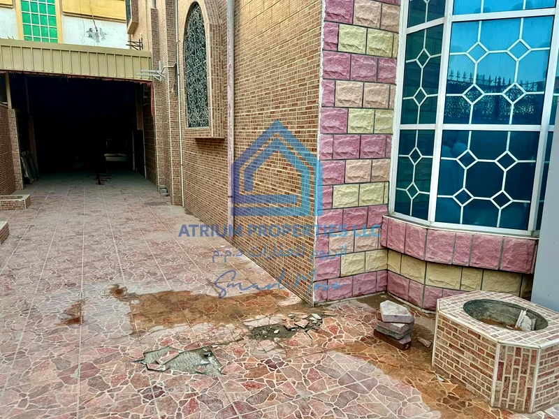 فيلا فسيحة مكونة من خمس غرف نوم للبيع مع قاعتين وغرفة خادمة ومطبخين مزدوجين63869924507777112