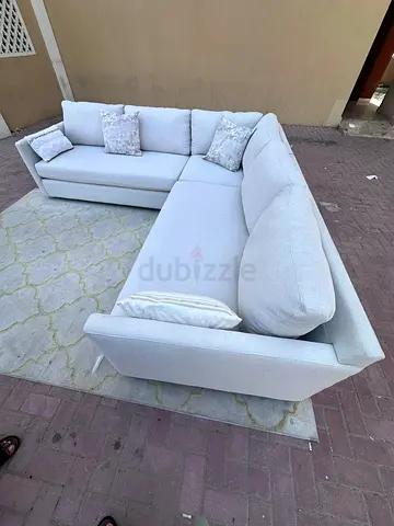 Pottery Barn Stylish corner-Shaped Sofa with Cushions - Modern Chic!
