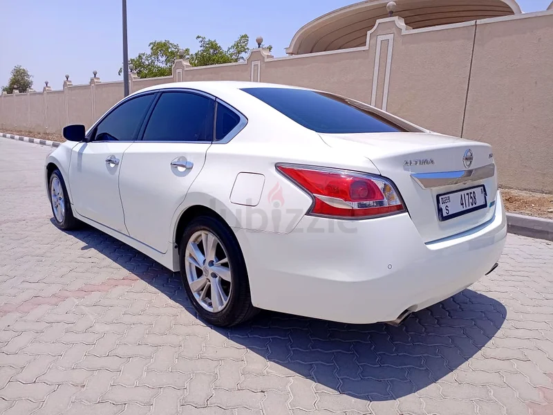 Well maintained White Nissan Altima SV 2016 GCC63166154310275114