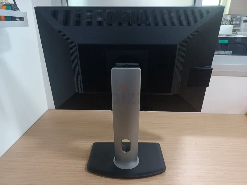 شاشة DELL مقاس 22 بوصة من نوع LED، بدقة عالية، بدون خدوش أو علامات على الشاشة. المدخلات: VGA / DVI63263515311233112