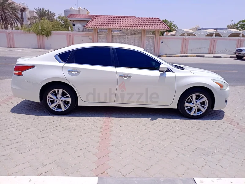 Well maintained White Nissan Altima SV 2016 GCC63166154310275111