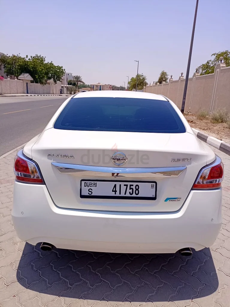 Well maintained White Nissan Altima SV 2016 GCC63166154310275113