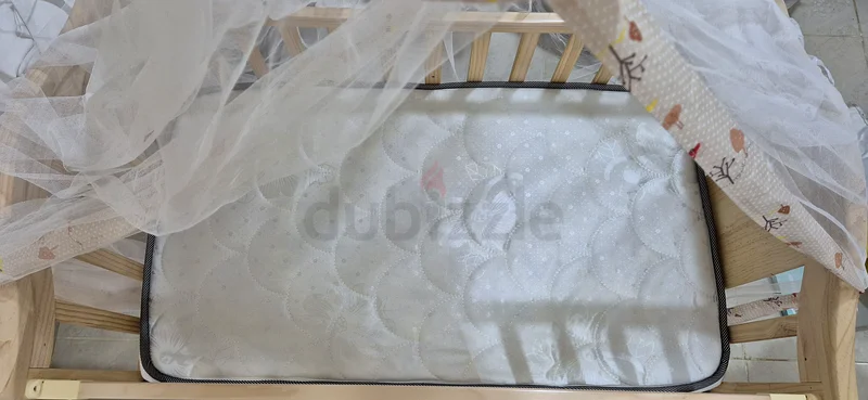 سرير أطفال أنيق مع شبكة ضد البعوض63175287250689112