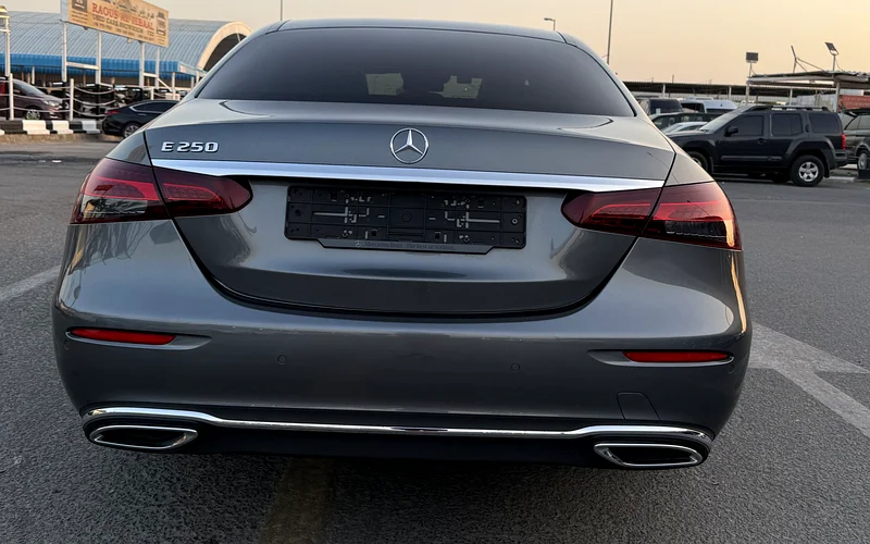 Mercedes-Benz E250 Exclusive V4 2.0L Model 202263161067292418113