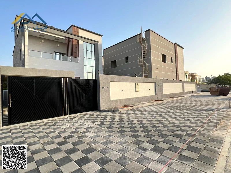 • For sale: A two-story, two-story corner villa with a roof, including air conditioning and a large courtyard.63878711502211112