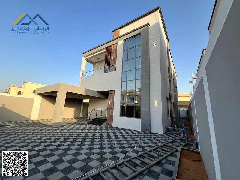 • For sale: A two-story, two-story corner villa with a roof, including air conditioning and a large courtyard.63878711502211111