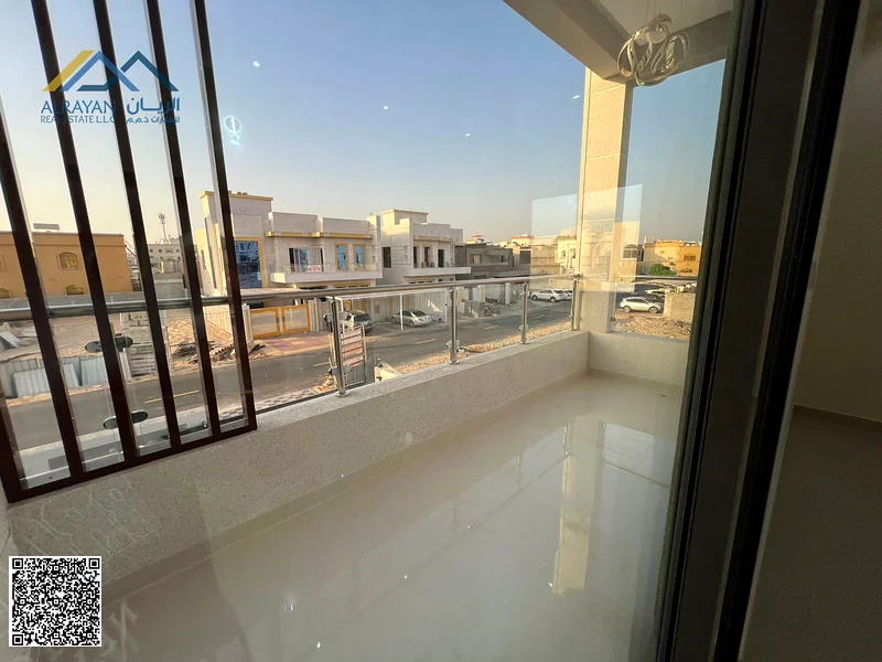 • For sale: A two-story, two-story corner villa with a roof, including air conditioning and a large courtyard.63878711502211114
