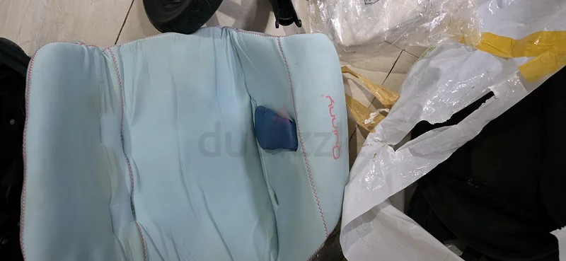 عربة أطفال كويني مدمجة وعملية للاستخدام اليومي، بجسم فضي داكن بسعر 130 درهمًا إماراتيًا63176189943554112