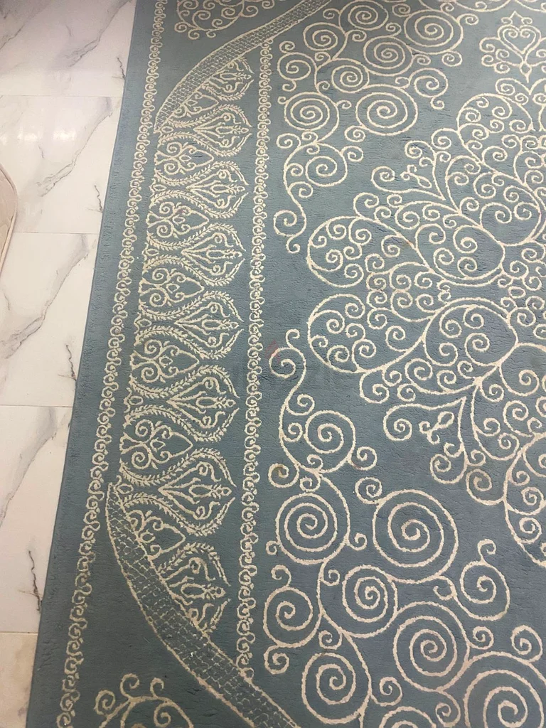 سجادة كبيرة أنيقة باللون الأزرق والكريمي – 350 سم × 250 سم – ملمس ناعم – فقط 89 درهمًا إماراتيًا!63185242196353112