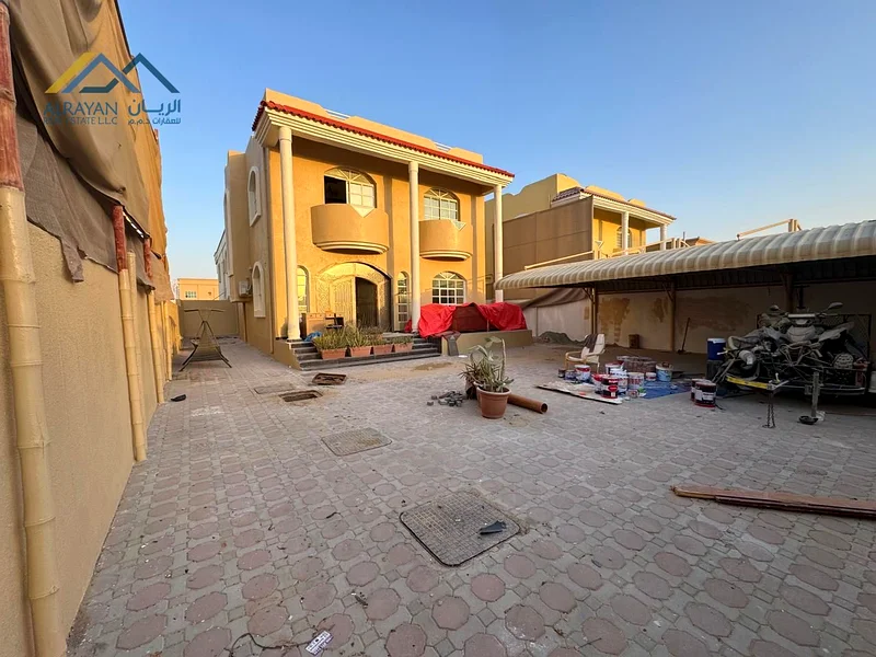 فيلا فاخرة، مفروشة بالكامل، مناطق واسعة، موقع ممتاز63722544098435111