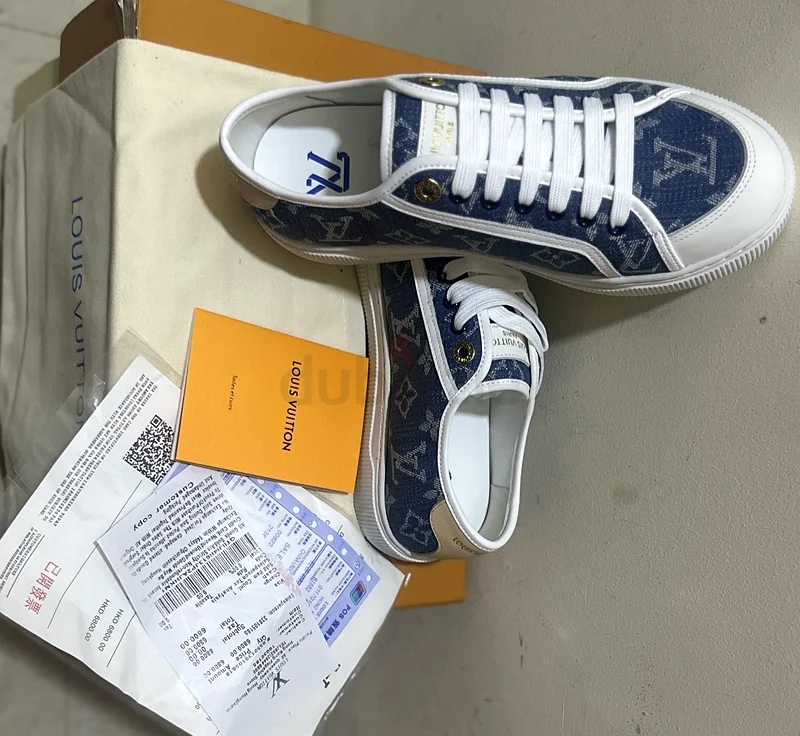 Lv Lagoon Sneakers / Authentic Louis Vuitton Box: A Luxury Essential!63237613579139114
