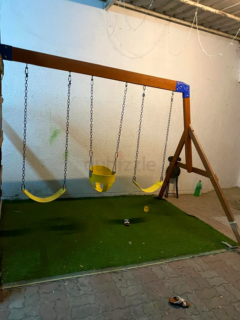 يجب على الأطفال الذين يستخدمون أرجوحة الحديقة المغادرة قبل 30 يوليو63226273616898112