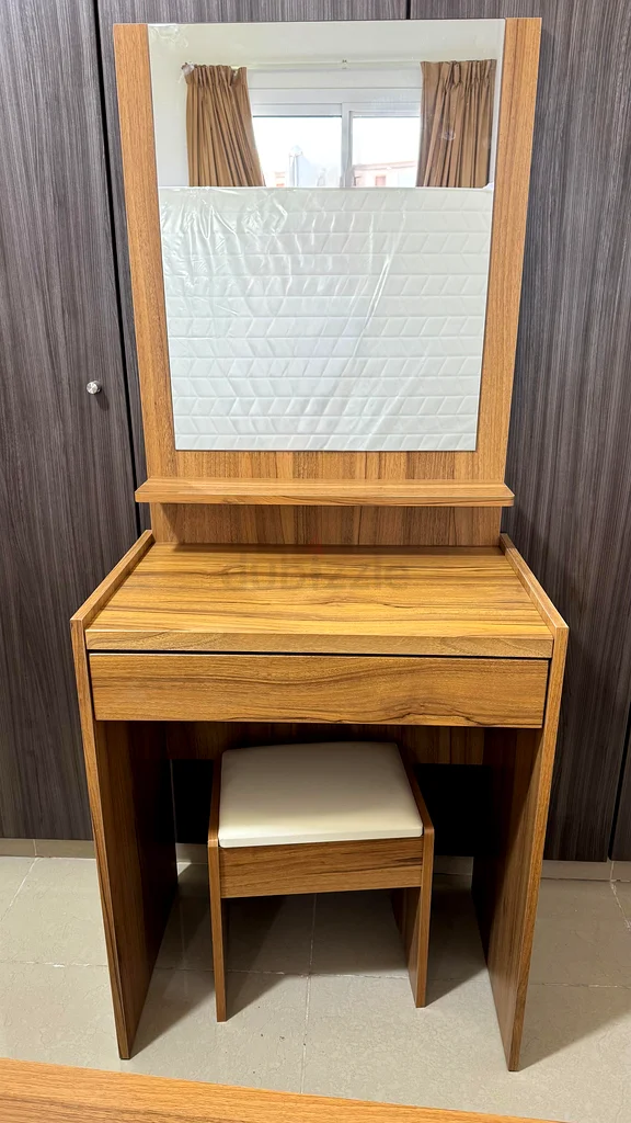 Stylish Wooden Makeup Vanity with Mirror and Stool632203271000341128
