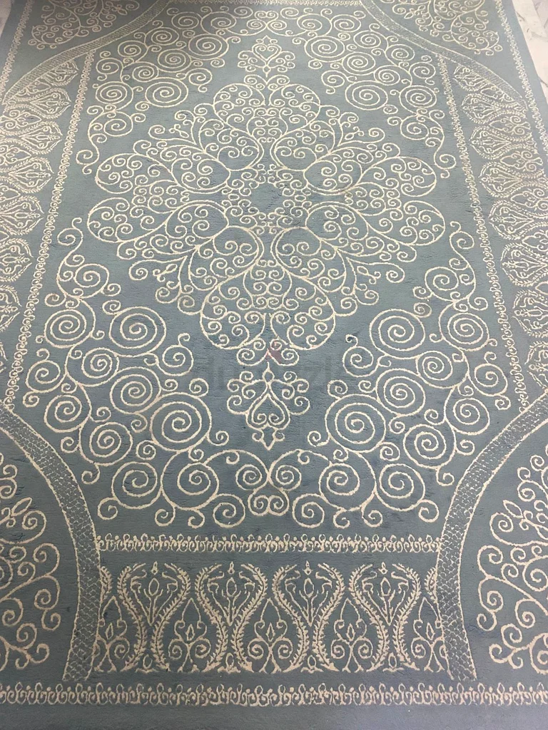 سجادة كبيرة أنيقة باللون الأزرق والكريمي – 350 سم × 250 سم – ملمس ناعم – فقط 89 درهمًا إماراتيًا!631852421963531128