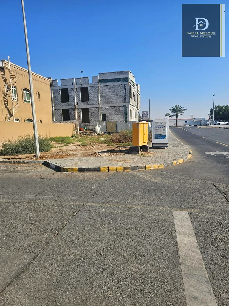 للبيع في الشارقة - منطقة الناصرية، قطعة أرض في موقع مميز، تقع على زاوية شارعين، مناسبة للأنشطة التجارية والسكنية63183235496322113