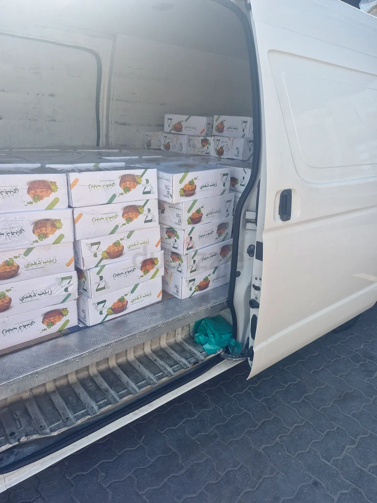 فان تويوتا هاياس مع مبرد كبير للسيارة63148169188866113