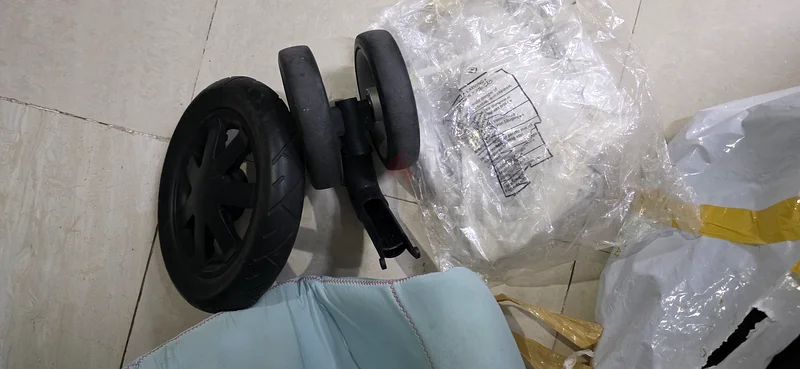 عربة أطفال كويني مدمجة وعملية للاستخدام اليومي، بجسم فضي داكن بسعر 130 درهمًا إماراتيًا63176189943554113