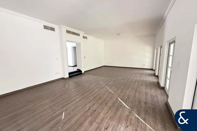 جميل | 4 غرف نوم + خادمة | شاغر الآن63293689518338113