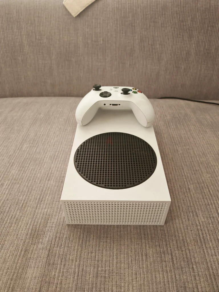 XBOX Series S with controller and Game Pass Ultimate63230190456322112