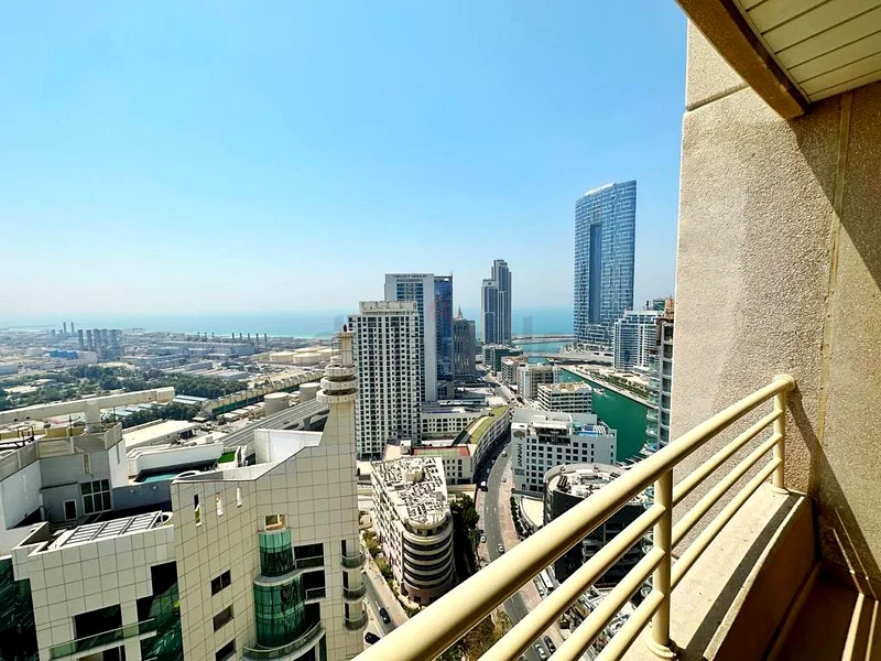 غرفة رئيسية فاخرة مع شرفة وحمام داخلي في المارينا64048780540417113