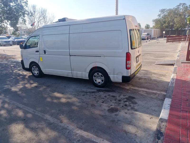 فان تويوتا هاياس مع مبرد كبير للسيارة63148169188866114