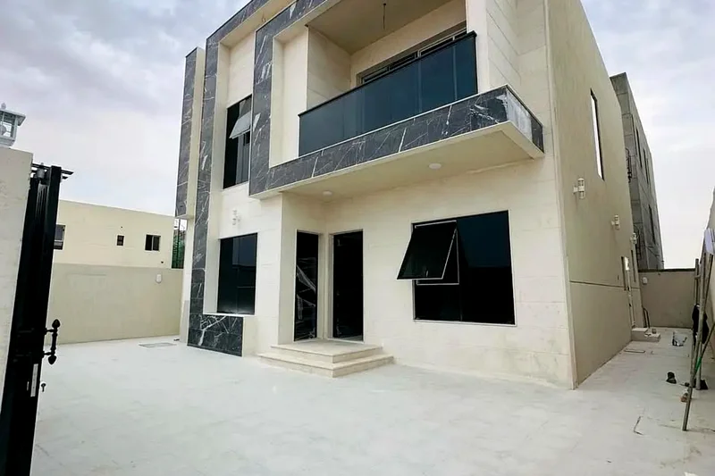 For sale, a luxury villa with 4 master bedrooms, built-in wardrobes, including registration fees.63904465213186110