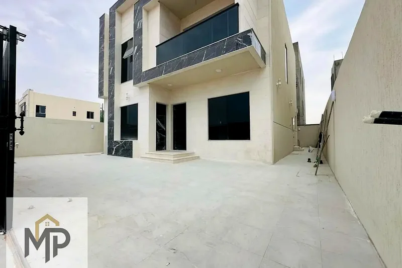For sale, a luxury villa with 4 master bedrooms, built-in wardrobes, including registration fees.63904465213186111