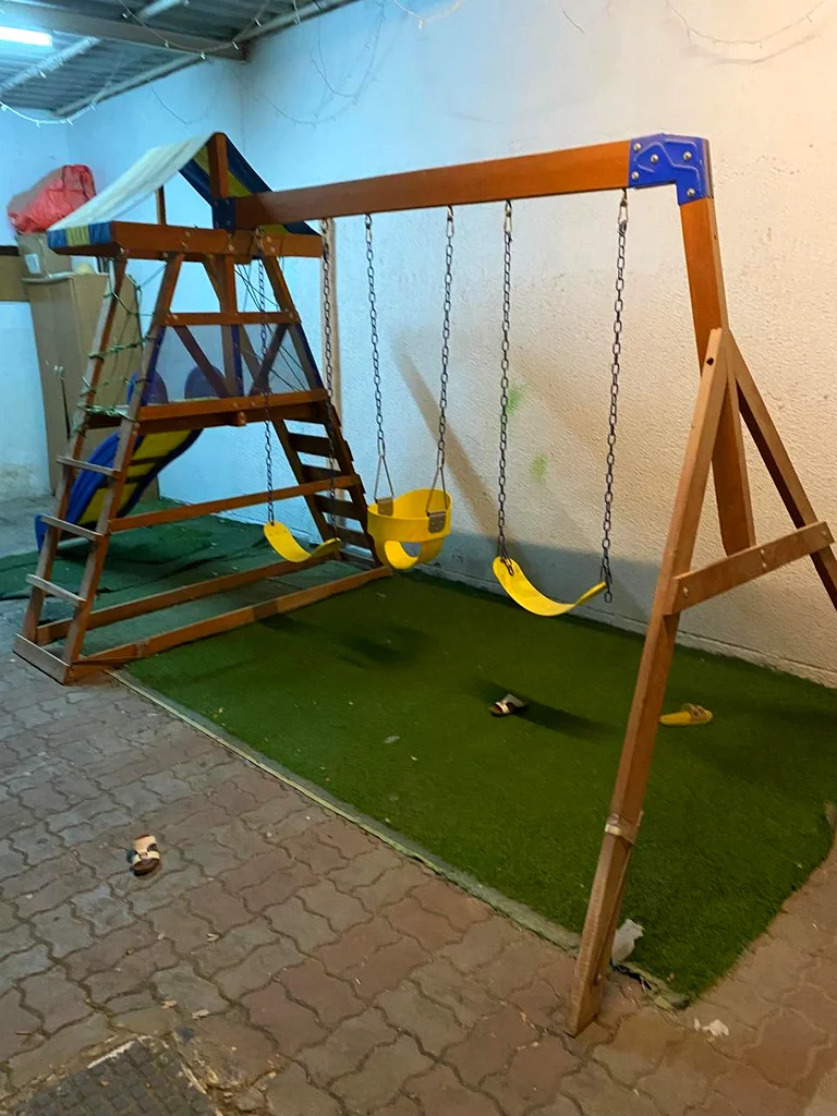 يجب على الأطفال الذين يستخدمون أرجوحة الحديقة المغادرة قبل 30 يوليو63226273616898111