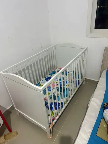 سرير اطفال مع مرتبة من اكيا