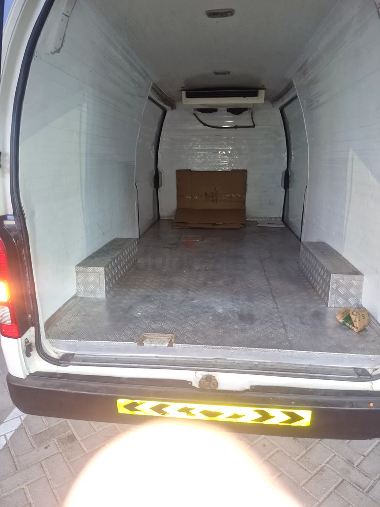 فان تويوتا هاياس مع مبرد كبير للسيارة63148169188866111
